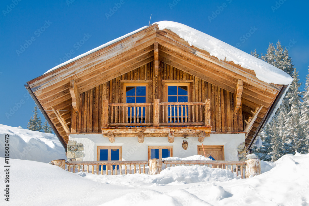 Obraz premium Mountain chalet in the alps in winter