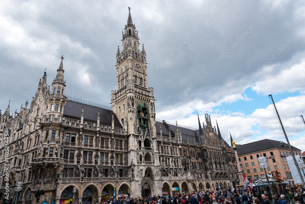 Fototapeta premium MUNICH, GERMANY - MAY 4, 2016: Panorama of Marienplatz in Munich, Germany. Marienplatz is a central square in Munich and has been the city's main square since 1158