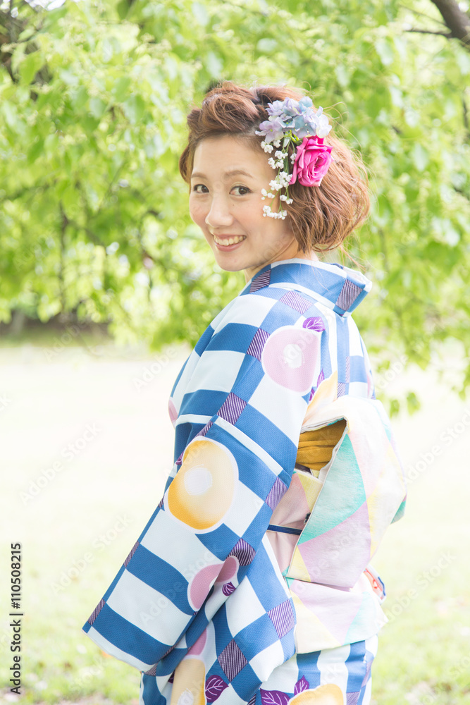 Fototapeta premium 日本庭園を散策する着物女性