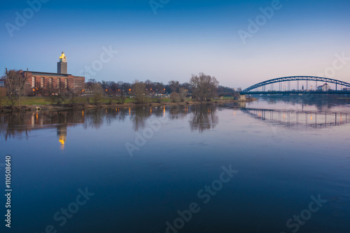 Albinmüller Turm im Rotehorn Park und Sternbrücke am Abend, Magdeburg © kentauros