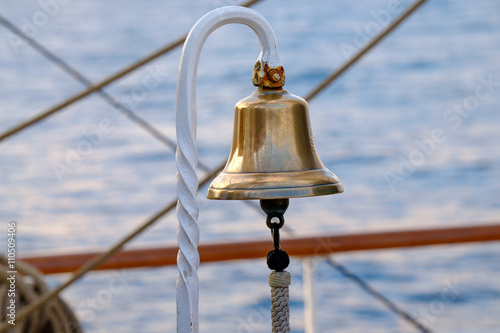 Schiffsglocke vor Meeresspiegel, Glocke auf einem Segelschiff