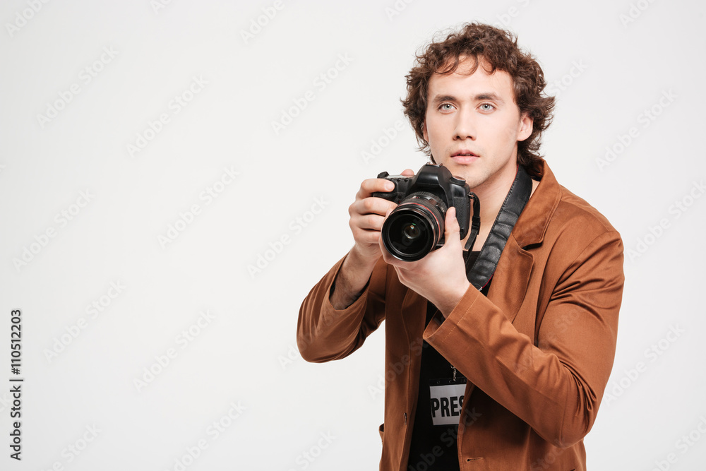 Obraz premium Handsome man holding camera