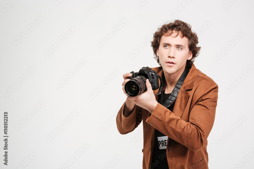 Obraz premium Male reporter holding camera