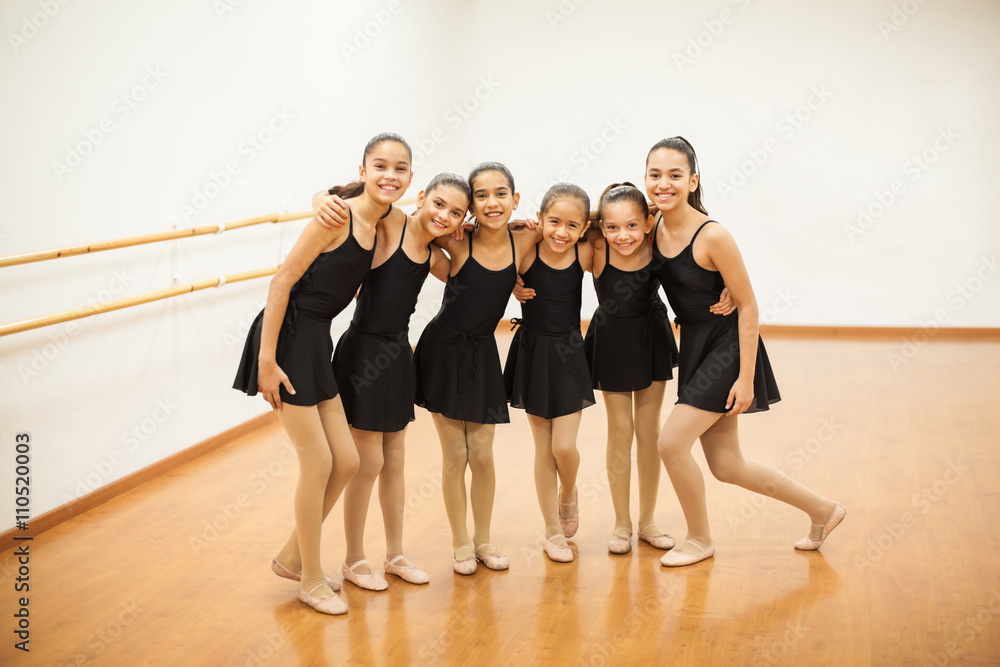 Obraz premium Happy little dancers in a ballet class