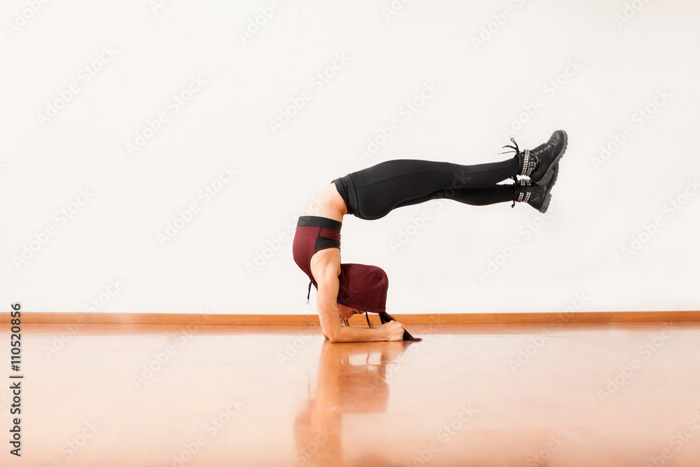 Obraz premium Athletic female dancer arching her back