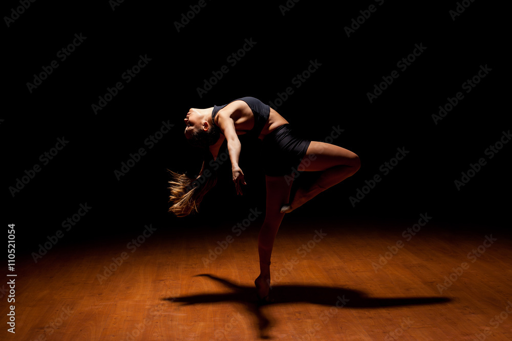 Fototapeta premium Jazz dancer in the middle of a performance