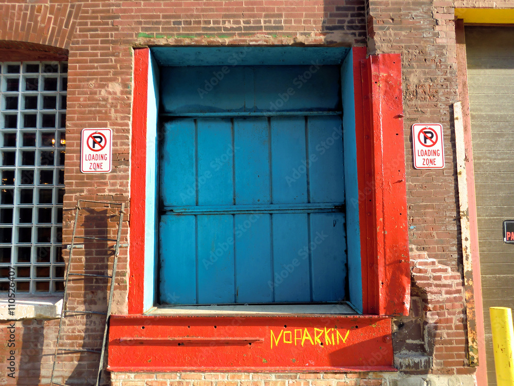 Obraz premium Industrial warehouse dock loading door