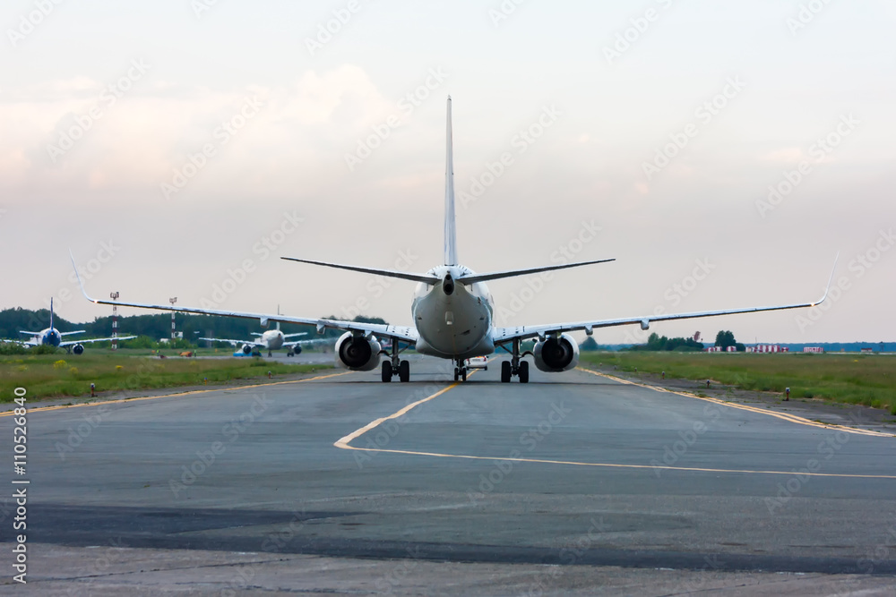 Obraz premium Samolot leci za mną samochodem