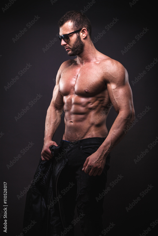 Fototapeta premium Sexy muscular man with sunglasses.