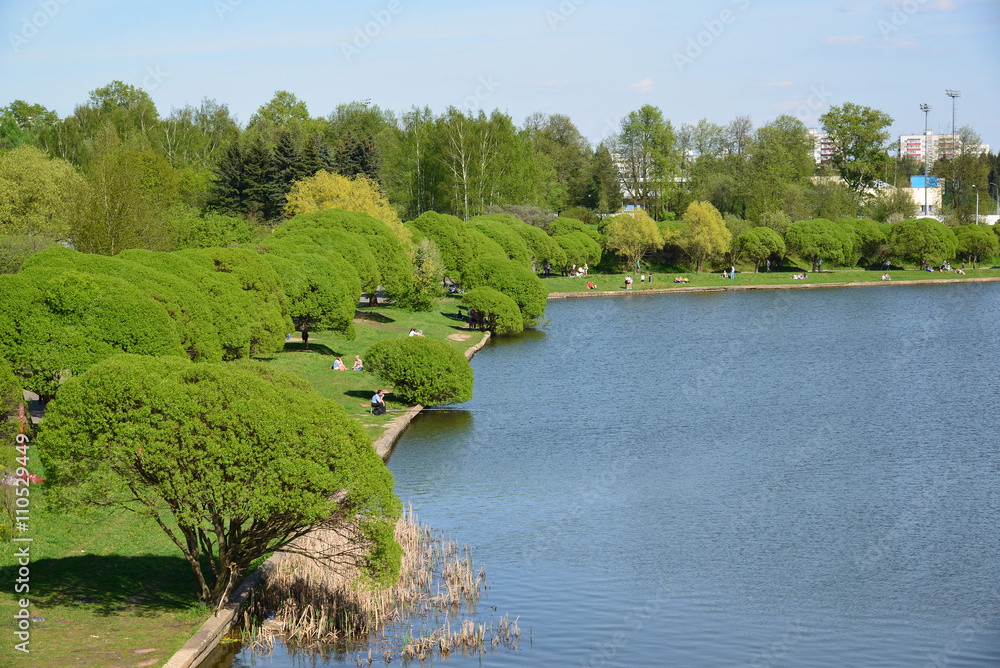 Obraz premium Big City pond and park of Victory in Zelenograd, Russia
