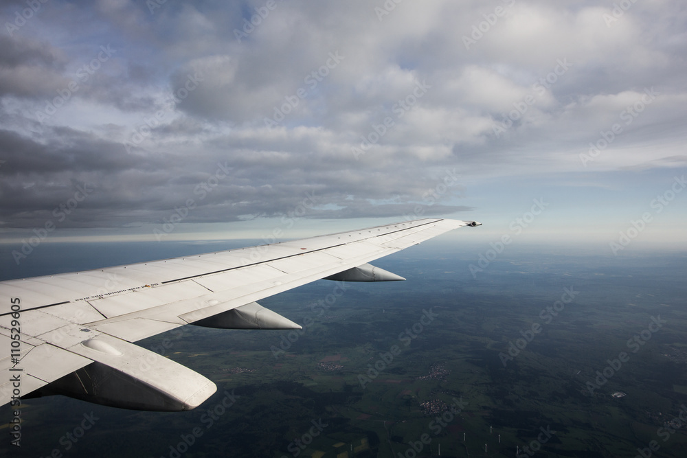 Obraz premium Clouds and a Wing 