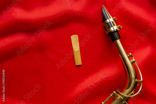 Bilde på lerret wooden Reeds and saxophone mouthpiece on a red background