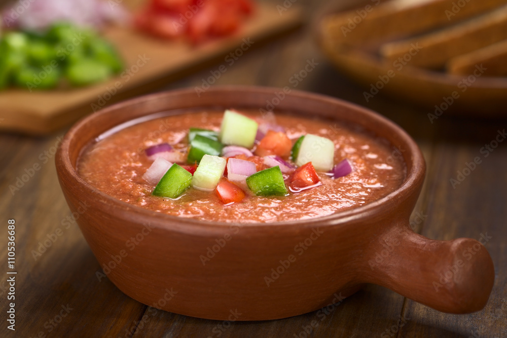 Spanische kalte Gazpacho Gemüsesuppe zubereitet aus Tomaten, Gurken ...