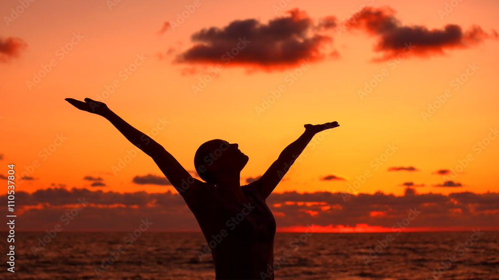 Fototapeta premium Woman's silhouette over sunset