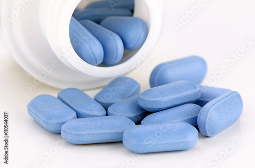Obraz na płótnie Blue caplets on white background.