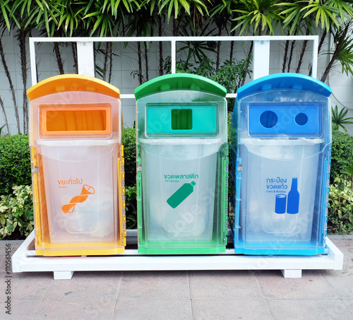 Quadro em tela classify bins for recycle,Thai Language yellow is general waste,green is plastic bottle,blue is can and glass bottles