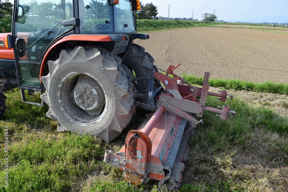Fototapeta premium 農業用トラクター／農業国山形県の田園で、農業用トラクターの風景を撮影した写真です。