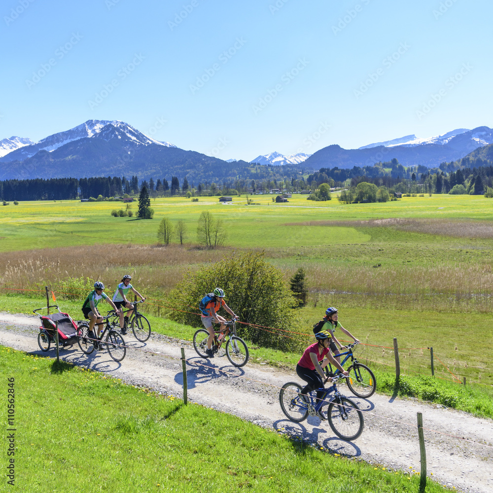Obraz premium entspannte Tour mit dem Rad im Gebirge