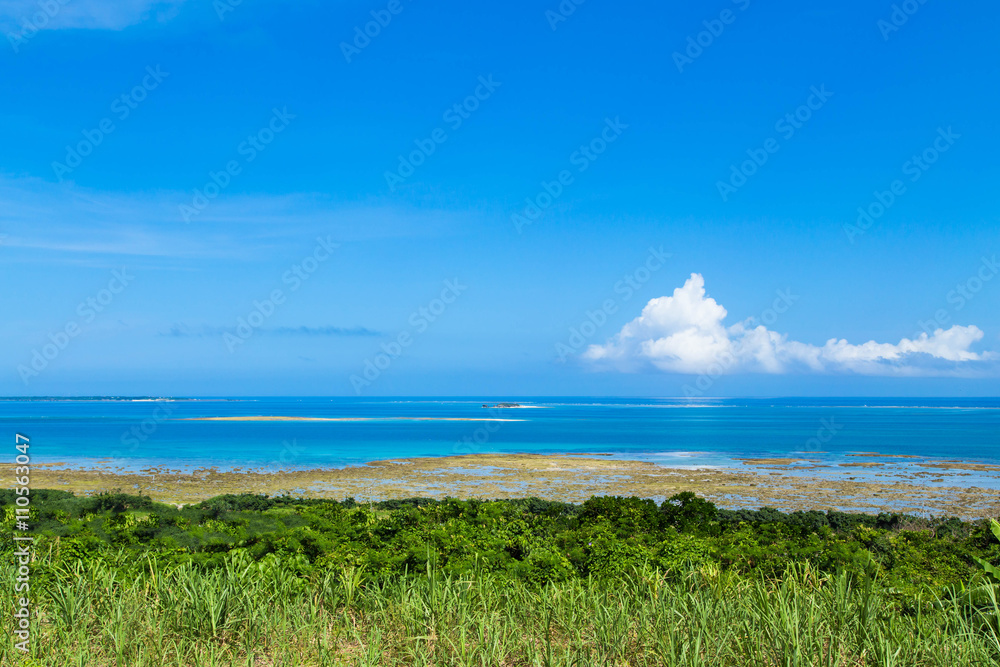 沖縄の綺麗な空と海