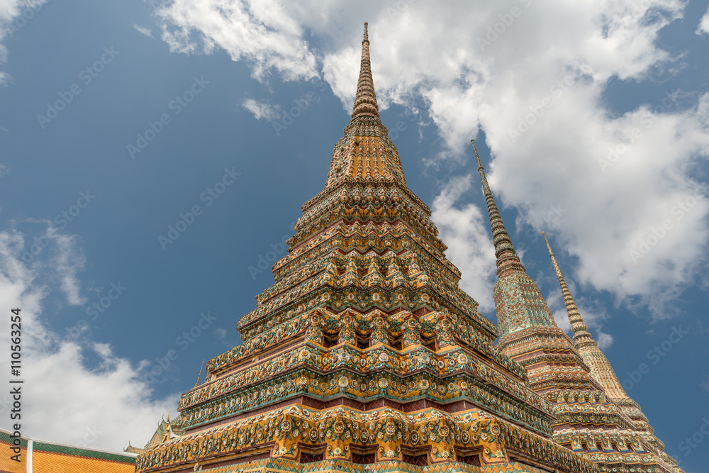 Gebäude einer buddhistischen Tempelanlage in Bangkok vor blauem Himmel