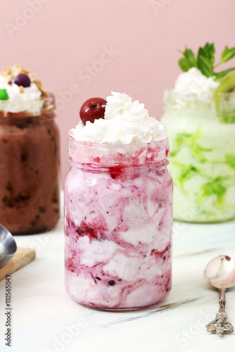 gelato con frutta  in vasetto di vetro su tavolo 