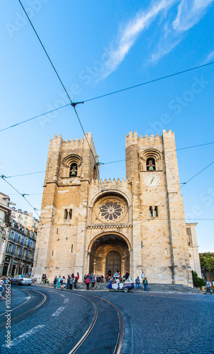 Obraz na płótnie Se (Lisbon Cathedral) with a traditional yellow tram in Lisbon, w salonie