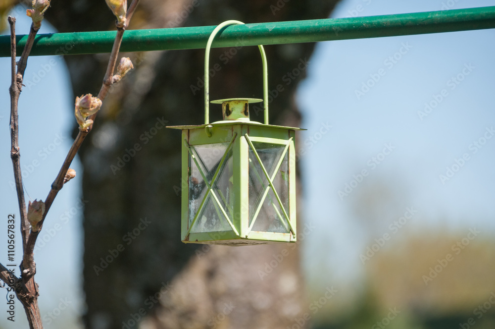 Teelichtlampe hängt im Garten