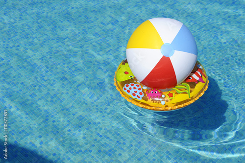 Dmuchane zabawki dryfujące po wodzie w basenie - piłka i koło