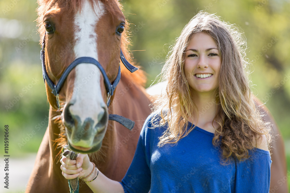 Obraz premium pretty girl with her horse