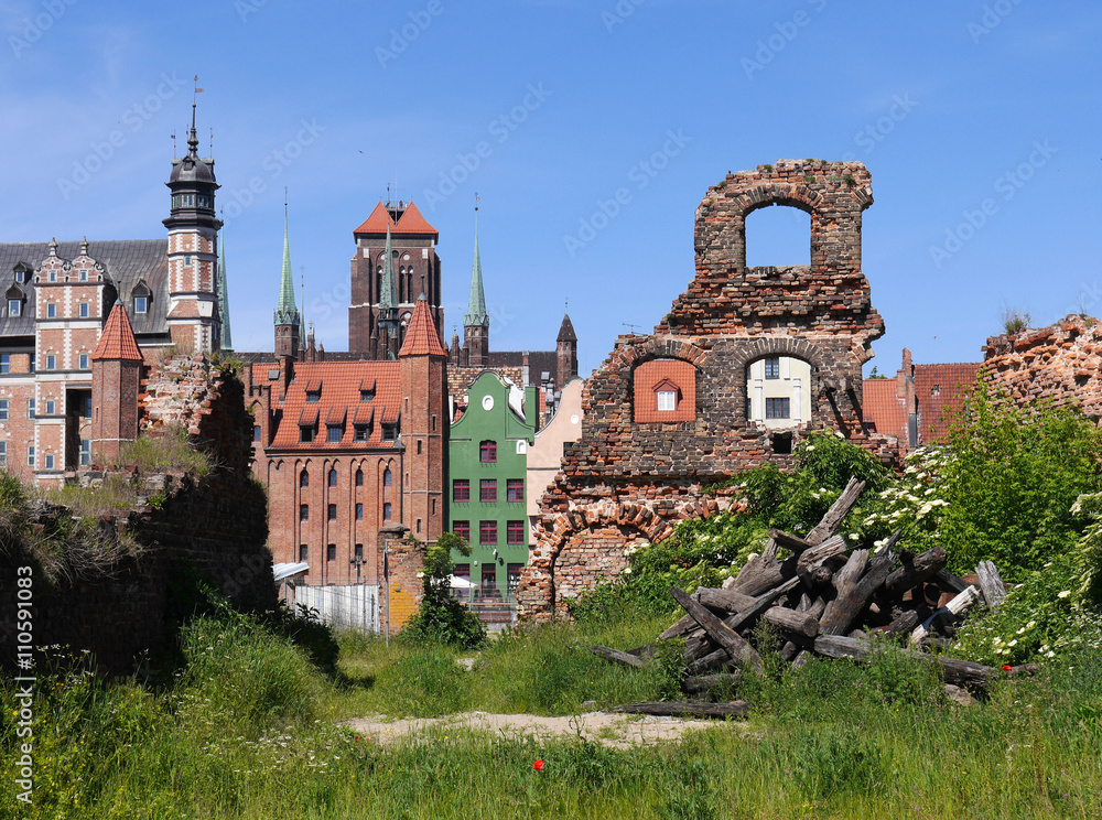 Blick durch eine Ruine auf die Altstadt in Danzig