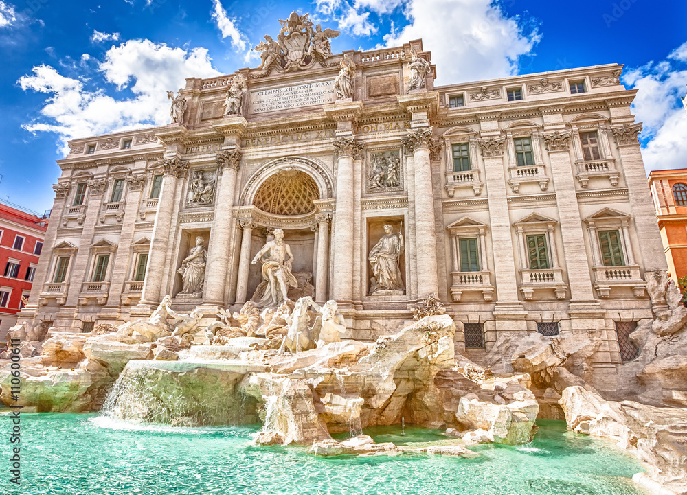 Naklejka premium Spektakularna fontanna di Trevi, zaprojektowana przez epokę baroku Nicola Salvi, w słoneczny dzień, jedna z najsłynniejszych fontann na świecie, stolica Rzymu, Lacjum we Włoszech.