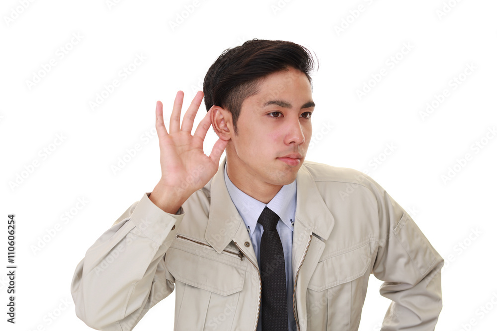 耳に手を当てる作業員