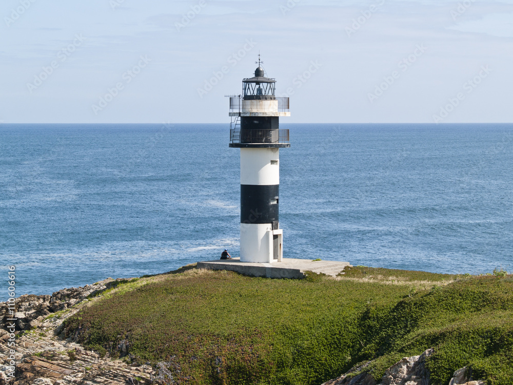 Faro situado en un peñon en la Isla Pancha de Asturias