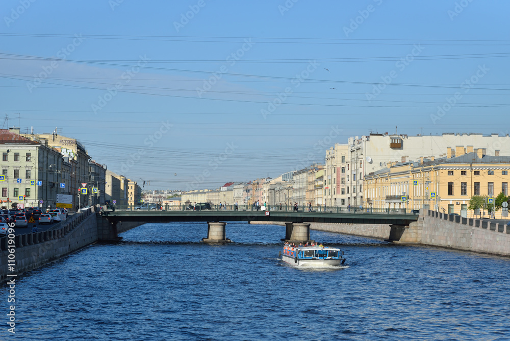 Obraz premium River boat sails under Semenovsky bridge over Fontanka