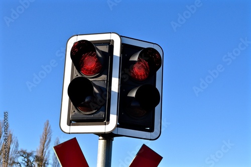 Ampel an Kreuzung steht auf rot photo