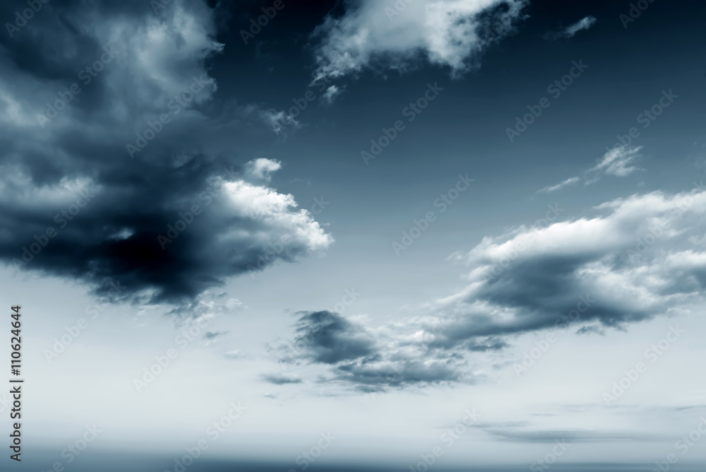 Obraz premium Explosion-shaped clouds