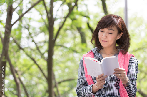 読書するミドル女性・新緑