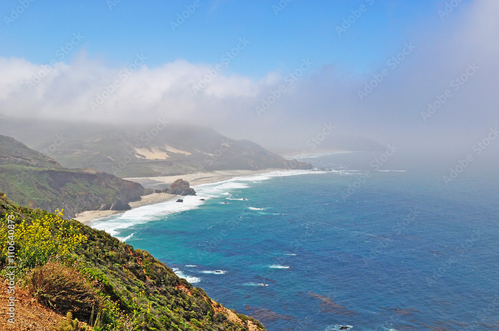 California, Usa: l'Oceano Pacifico, la nebbia, vista panoramica a Big Sur, la famosa regione della Costa centrale, una delle mete turistiche più popolari in California California, Usa: l'Oceano Pacifico, la nebbia, vista panoramica a Big Sur, la famosa regione della Costa centrale, una delle mete turistiche più popolari in California