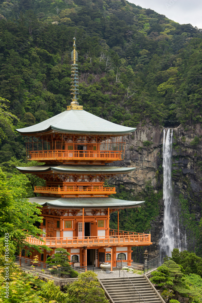 Nachi Waterfall and Three story pagora (那智の滝と三重塔) in Wakayama, Japan Nachi Waterfall and Three story pagora (那智の滝と三重塔) in Wakayama, Japan