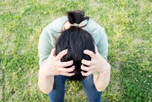 落ち込む女性 photo