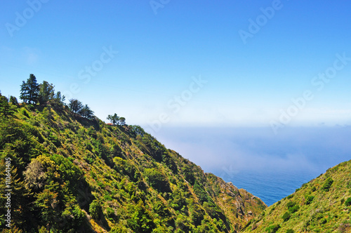 California, Usa: l'Oceano Pacifico, la nebbia, vista panoramica a Big Sur, la famosa regione della Costa centrale, una delle mete turistiche più popolari in California