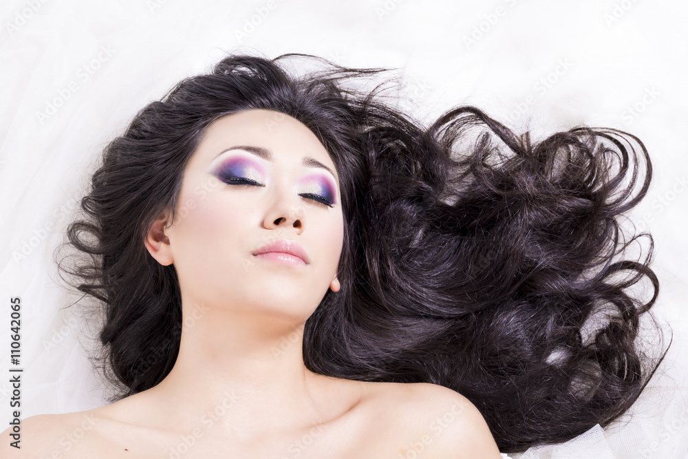 Naklejka premium Front view of model portrait with black hair over white