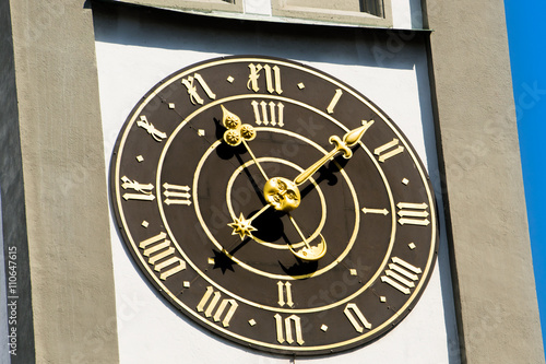 Augsburg Perlachturm - Turmuhr mit goldenen Zeigern closeup