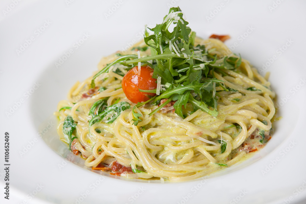 Pasta with arugula and parmesan