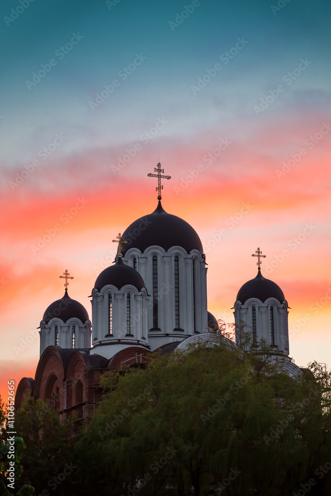 православная церковь на фоне красивого заката