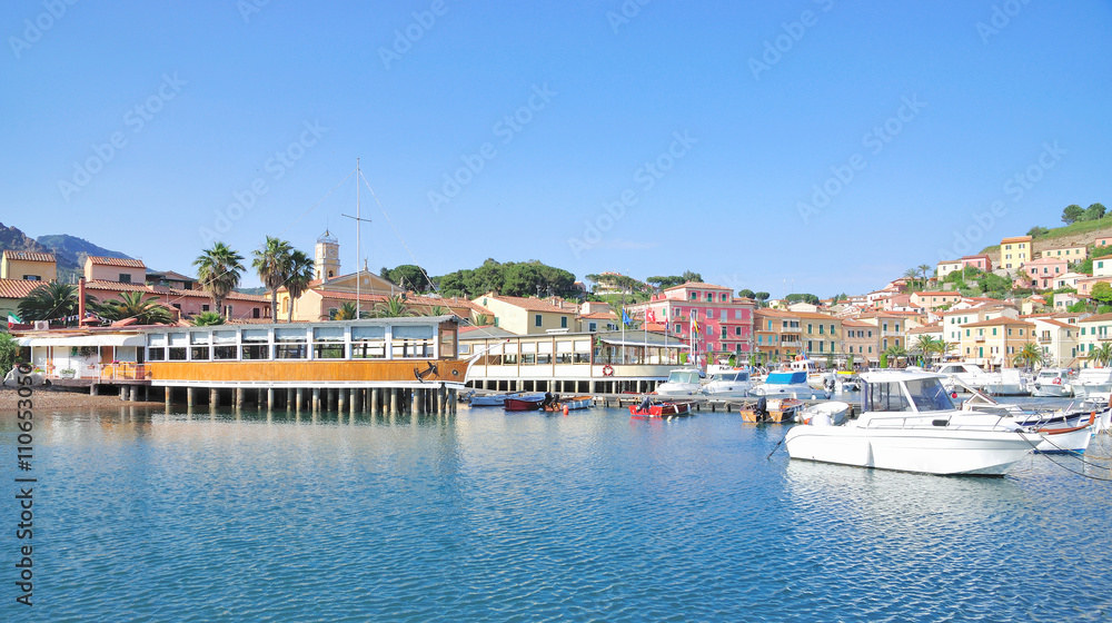 Hafen im Urlaubsort Porto Azzurro auf der beliebten Ferieninsel Elba im Mittelmeer,Toskana,Italien