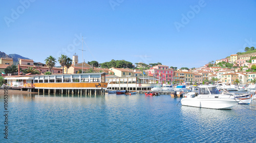 Hafen im Urlaubsort Porto Azzurro auf der beliebten Ferieninsel Elba im Mittelmeer,Toskana,Italien
