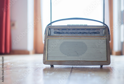 Junger Mann hört Musik mit altem Radio