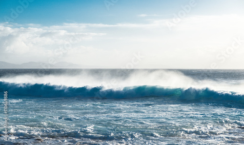 die Liebe zum Meer -schöne durchleuchtete Wellen des Atlantik auf Lanzarote 