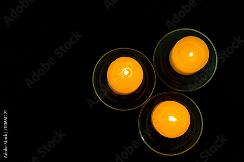 Schilderij op canvas closeup to burning candles in darkness
